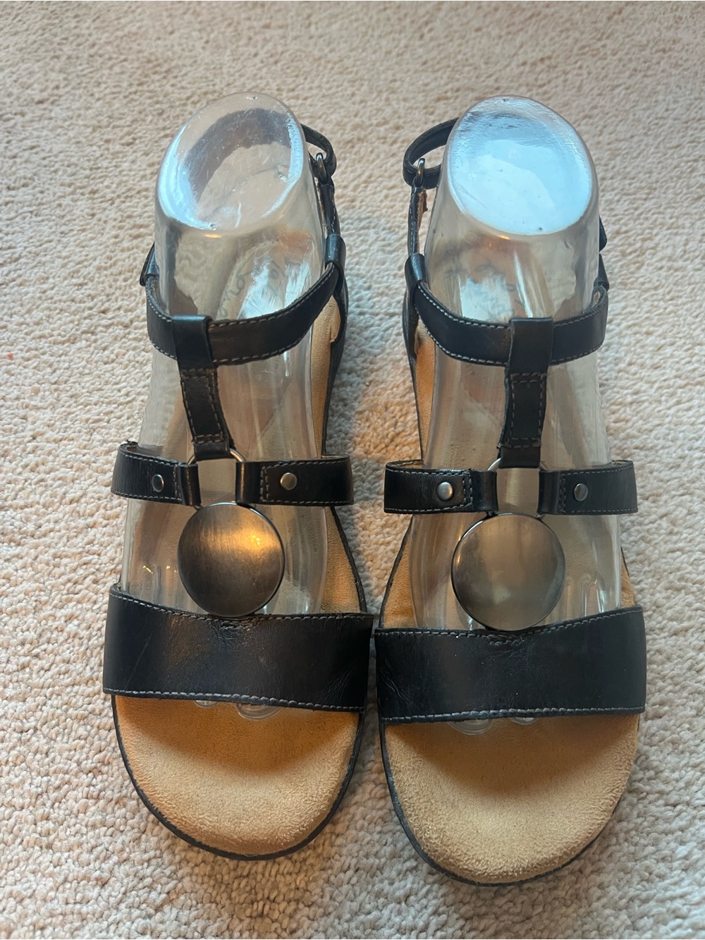 Natural Soul Black Leather T-Strap Women's Sandals 8.5 Silver Medallion - Picture 11 of 14